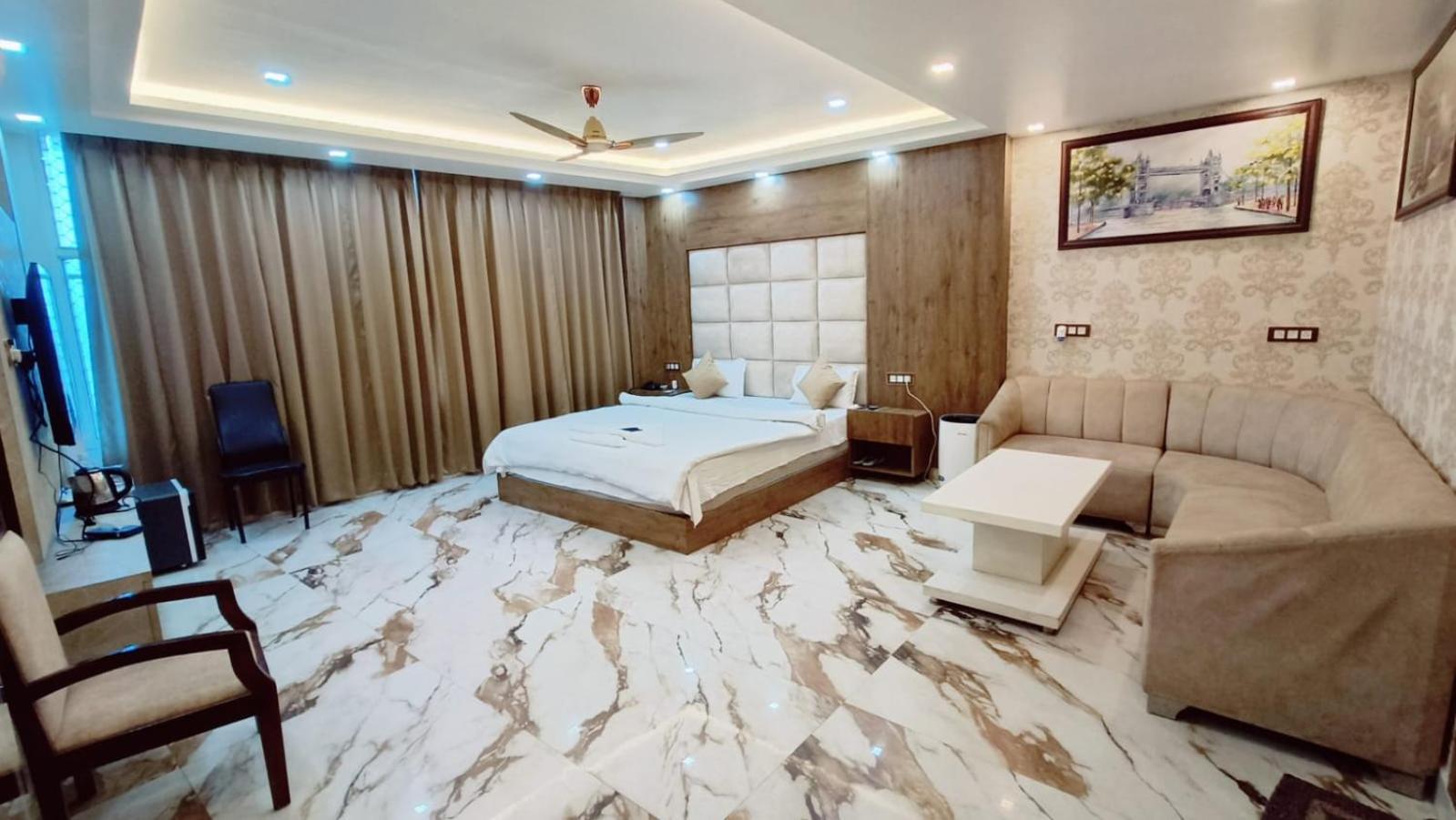 V Square Airport Hotel Lucknow Exterior foto