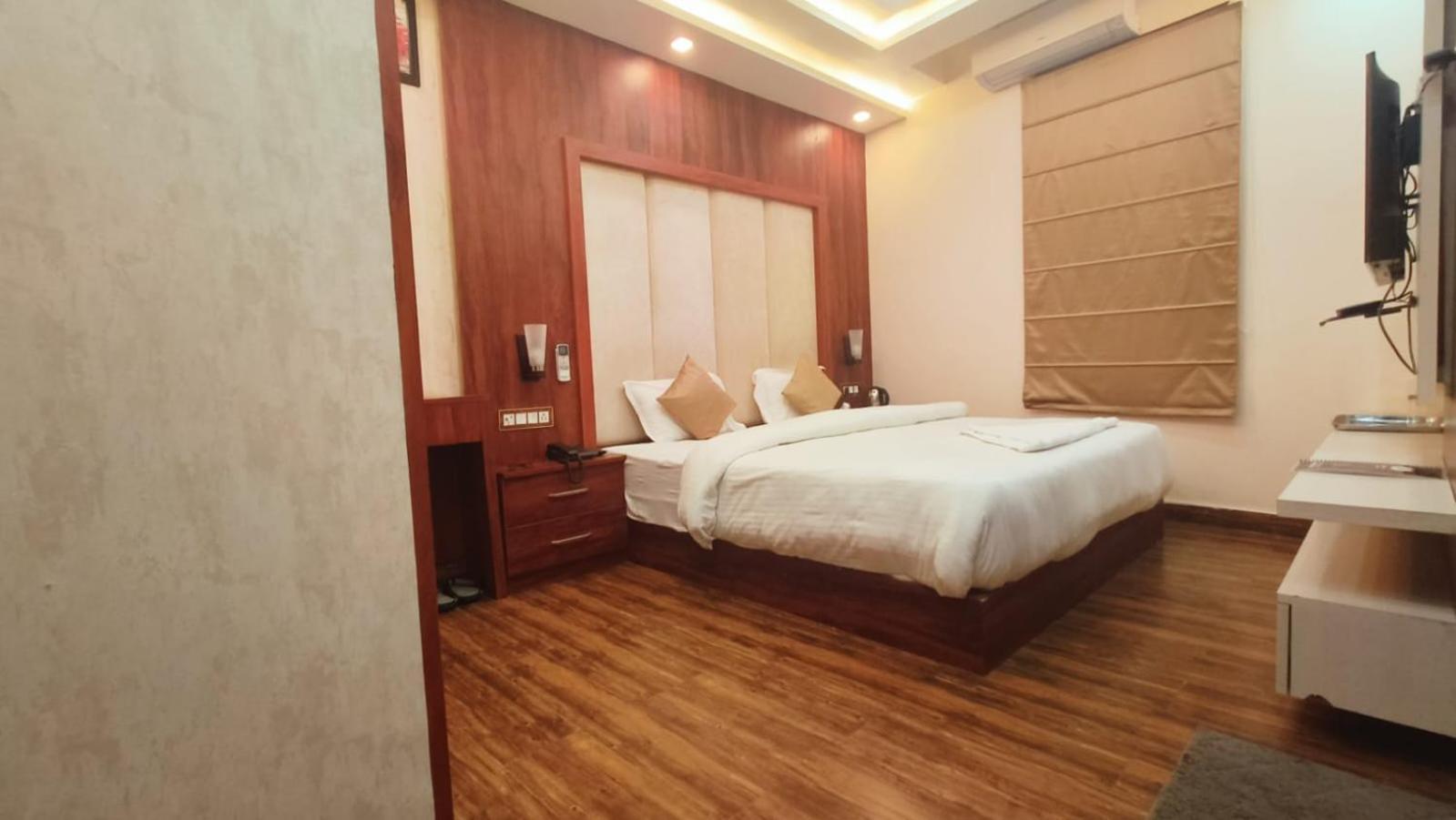 V Square Airport Hotel Lucknow Exterior foto